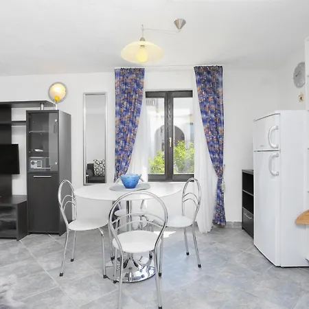 Apartments By The Sea Okrug Gornji, Ciovo - 8625 * Trogir