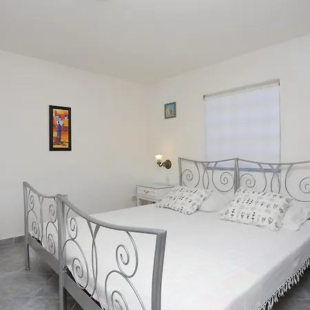 Apartments By The Sea Okrug Gornji, Ciovo - 8625